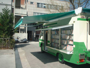 移動図書館車