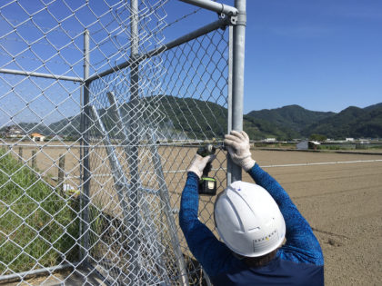 既設ネットフェンスの門扉追加工事